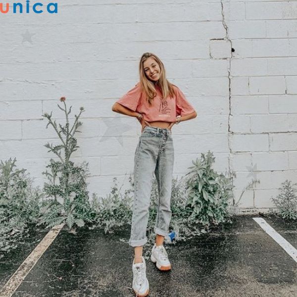 Chống hông 1 tay hoặc hai tay và đầu hơi nghiêng