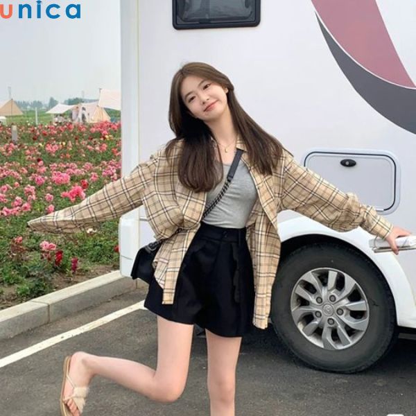 Tạo dáng tinh nghịch khi chụp hình với váy ngắn