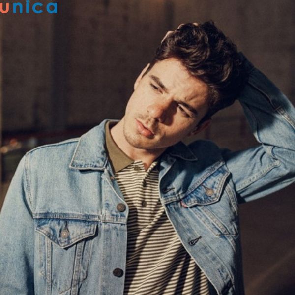 Dùng tay vuốt tóc