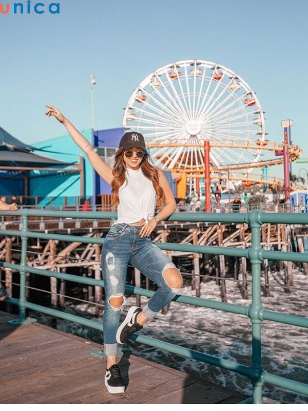 Không nên ép sát tay vào người