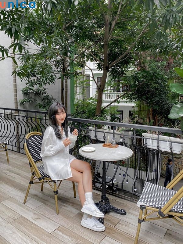 Chỉ nên ngồi 1/3 ghế khi chụp dáng ngồi