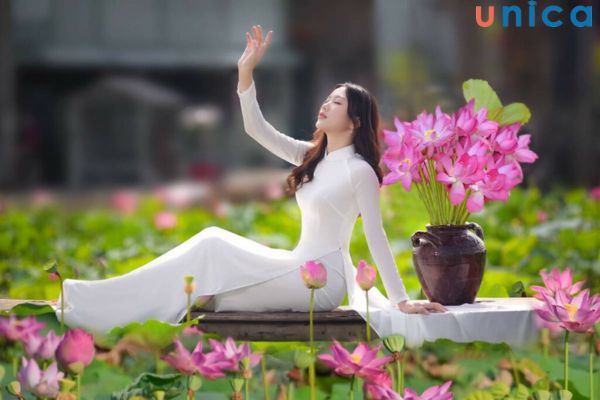 chup-anh-ao-dai-trang-voi-hoa-sen.jpg