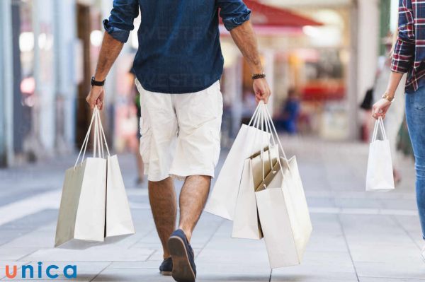 Luôn nghĩ về vợ khi mua sắm là biểu hiện của chồng luôn yêu vợ