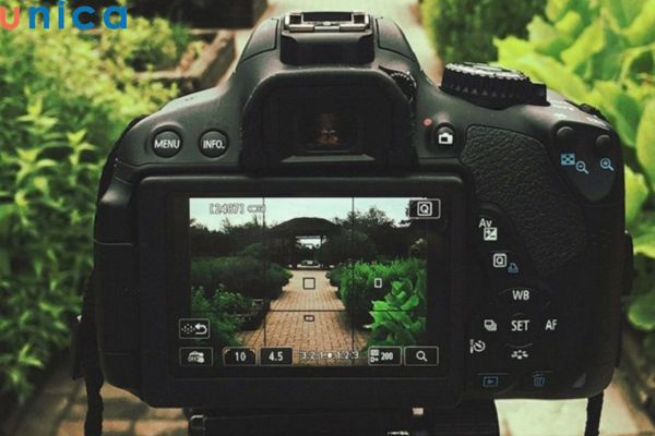 Tấm che màn hình cho phép bạn xem màn hình giống như là đang nhìn qua kính ngắm