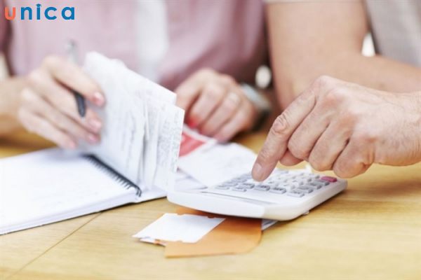 Mẹ chồng quản chuyện tiền bạc của hai vợ chồng
