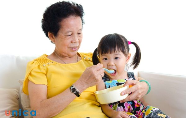 Mâu thuẫn trong nuôi con giữa mẹ chồng và nàng dâu