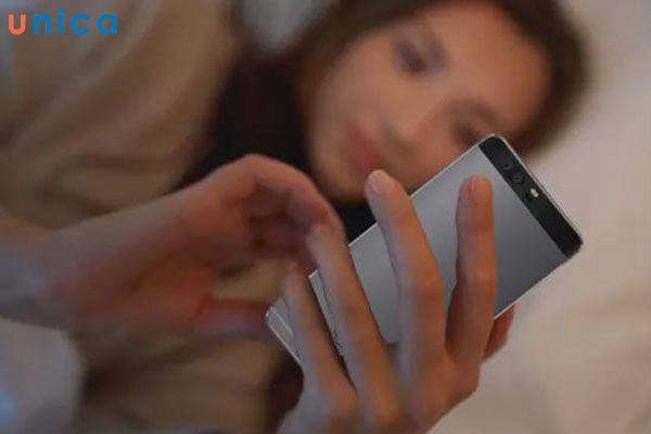 Cho phép người ấy kiểm tra điện thoại cá nhân