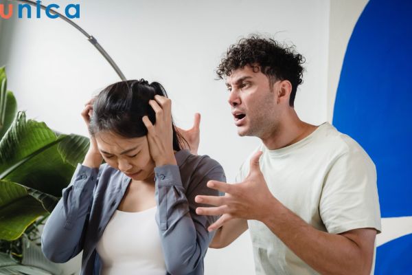 Khi cãi nhau nên hạn chế phàn nàn chồng với người khác