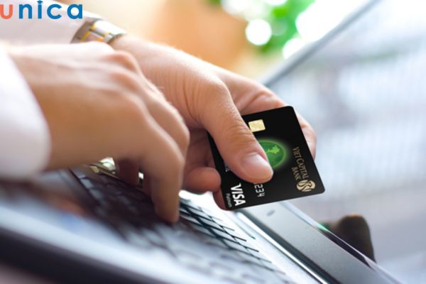 Sử dụng thẻ tín dụng khôn ngoan, không nên để nợ tháng này dồn lên tháng khác
