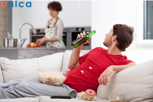 Phụ nữ không nên quá nuông chiều chồng mà hãy để chồng tự lo cho bản thân