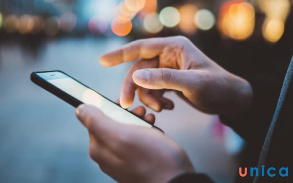 Thường xuyên xóa tin nhắn là hành vi bất thường của các ông chồng