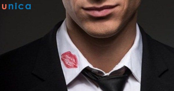 Vết son lạ trên cổ áo là dấu hiệu chồng đang ngoại tình