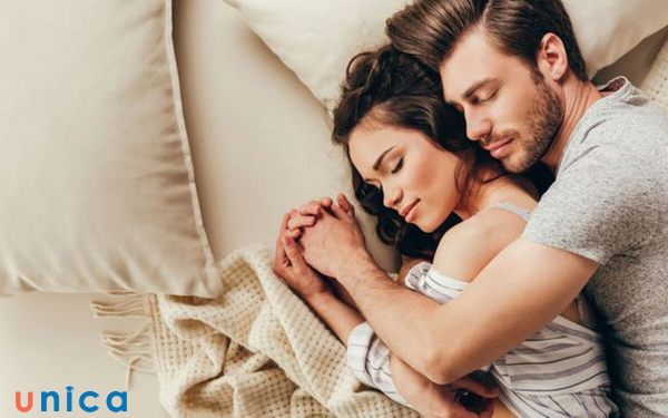 Hãy ôm hôn, vuốt ve và âu yếm nhau để duy trì sự hấp dẫn và sự nồng nàn