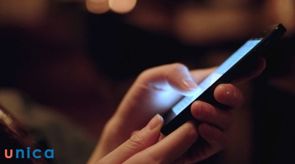 vợ lén lút dùng điện thoại