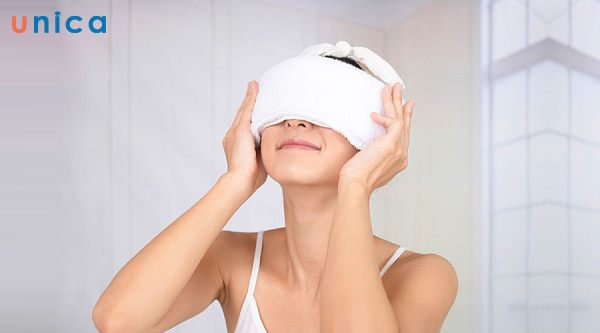 Chườm khăn nóng lên mắt trong khoảng 10 phút để giãn cơ mắt và làm giảm sự co rút