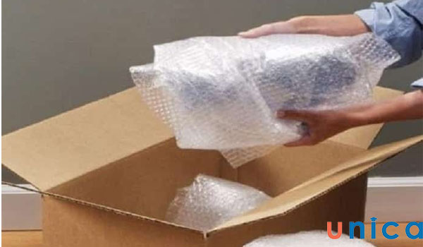 Lót giấy xuống đáy hộp