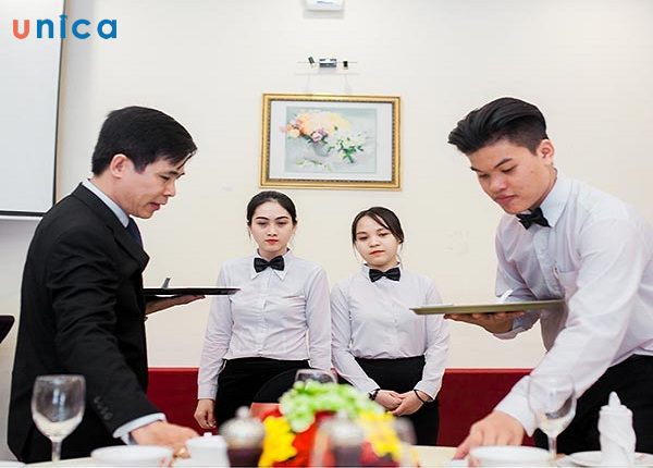 Chú trọng việc tuyển dụng và đào tạo nhân sự nhà hàn