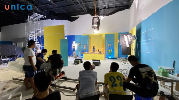 Behind The Scenes (Hậu trường)