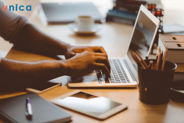 Đưa ra một số dữ kiện và số liệu để hỗ trợ câu chuyện