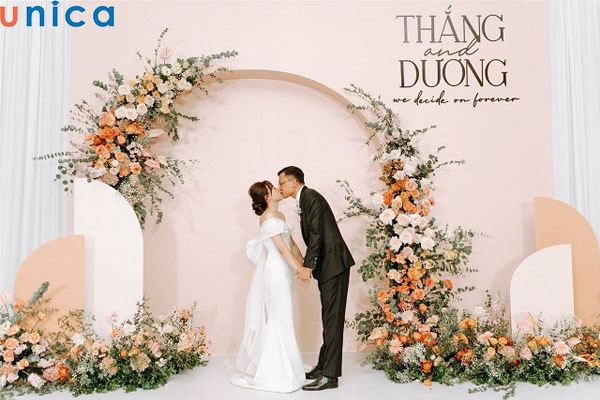 Backdrop chụp hình đám cưới với hoa