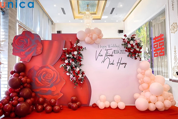 Mẫu Backdrop ngày cưới kết hợp hoa và bóng lãng mạn