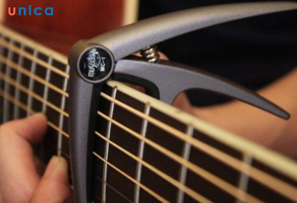 Chỉnh cần đàn khi dùng capo