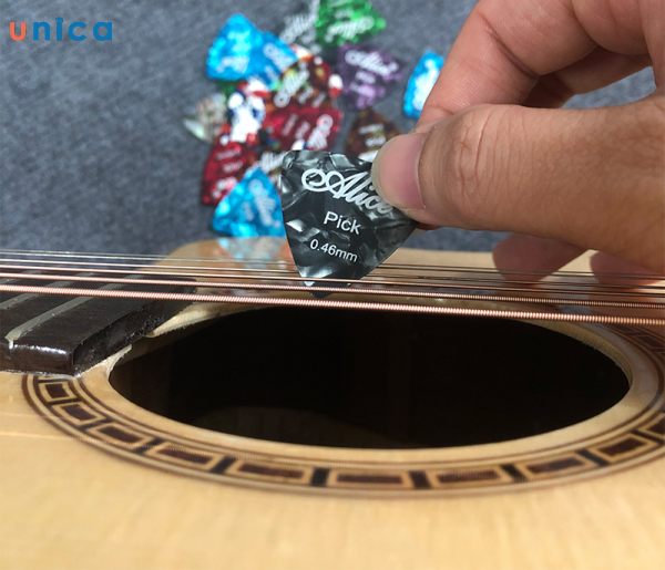 Đứt dây do phím đàn sắc nhọn