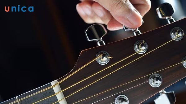 Bị đứt dây đàn guitar do chưa biết lên dây đàn chuẩn