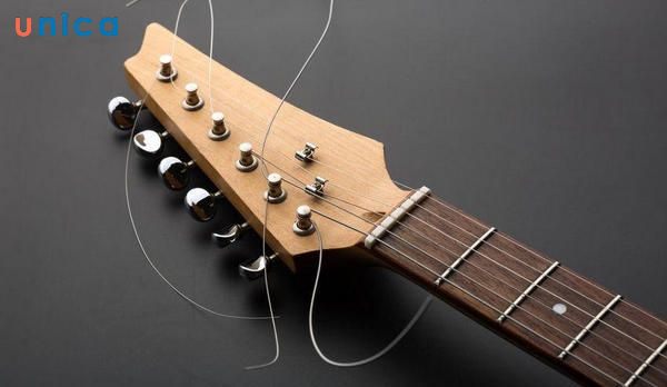 Lỗ ốc khóa đàn có cạnh nhọn làm dây đàn guitar bị đứt