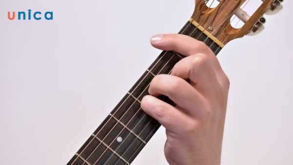 Khi kiểm tra phím đàn trước khi mua một cây guitar cũ