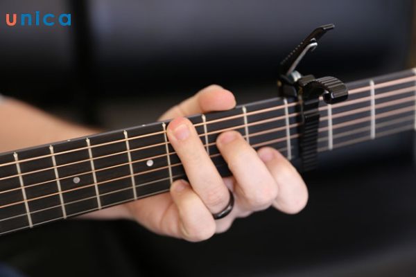 cau-tao-Capo-guitar.jpg