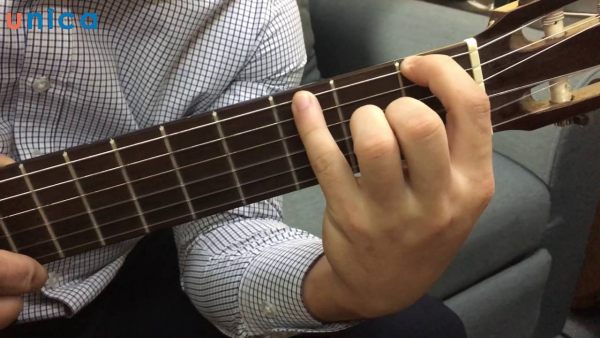 Nguyên nhân đau tay khi bấm đàn guitar
