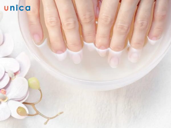 Ngâm tay trong nước muối ấm