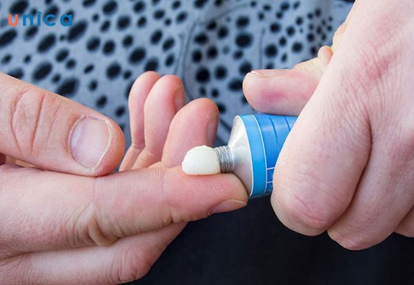 Tuyệt đối không bôi những chất nguy hiểm vào đầu ngón tay