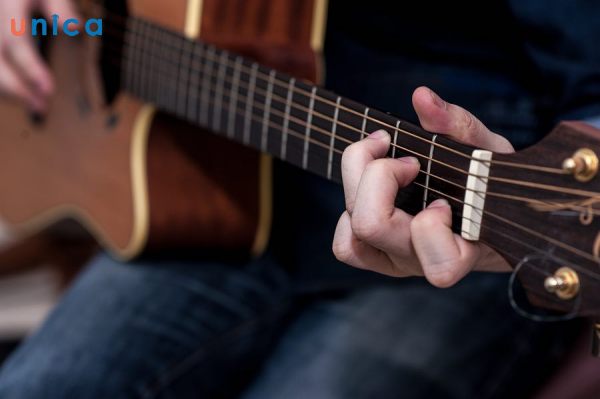 Việc chuyển hợp âm trong khi chơi guitar phụ thuộc vào nhiều yếu tố