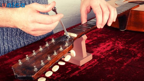 Cách khắc phục cần đàn bị cong với ti chỉnh