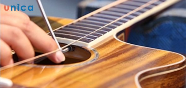 Ty chỉnh cần guitar (hay còn gọi là truss rod adjustment)