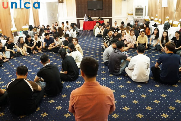 Thảo luận nhóm theo team về các chủ đề của giảng viên