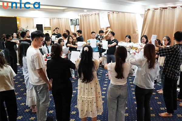 Hoạt động viết ước mơ ra giấy và nâng ước mơ trên tay trong 18 phút