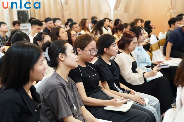 Hình ảnh mọi người đang say sưa lắng nghe và ghi chép các kiến thức do giảng viên chia sẻ