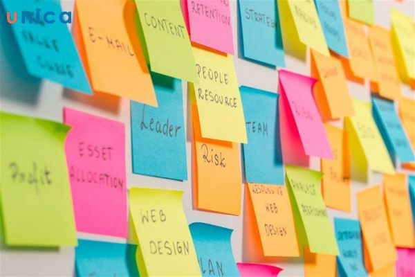 Sử dụng giấy note là một cách đơn giản nhưng rất hiệu quả để quản lý thời gian