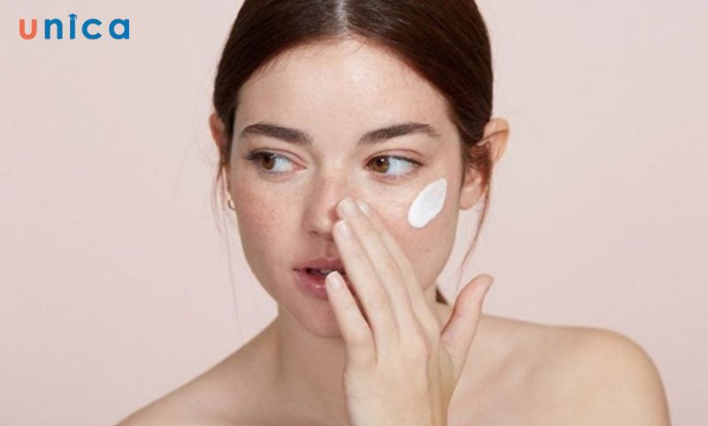 Thoa kem chống nắng trước khi ra đường để tăng cường bảo vệ da