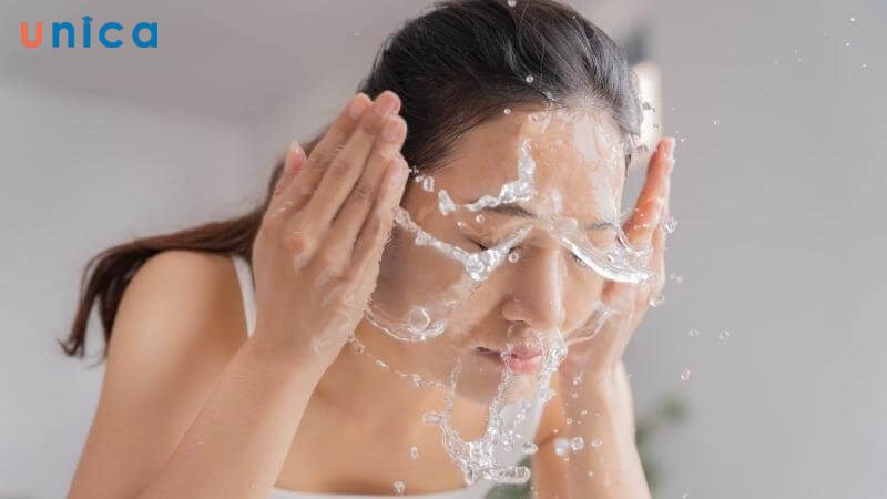 Làm sạch da mặt trước khi đắp mặt nạ