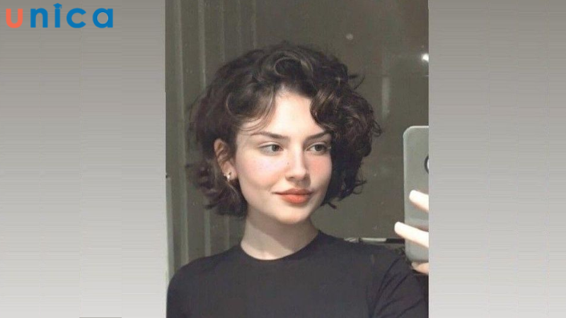 Kiểu tóc ngắn uốn xoăn