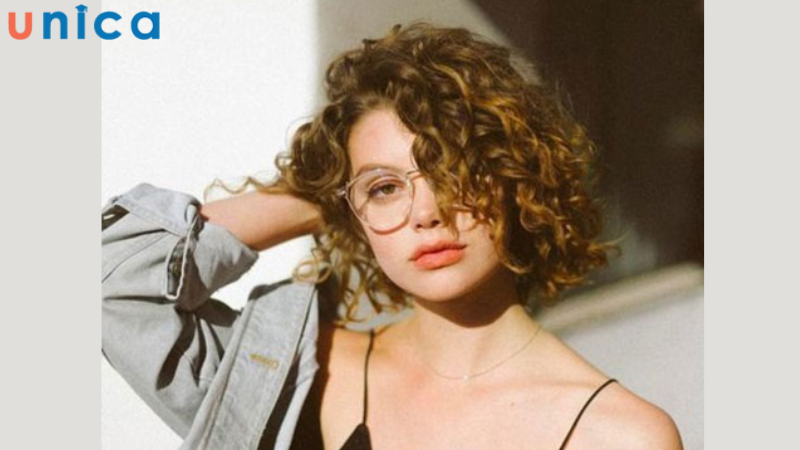 Kiểu tóc bob xoăn cả đầu