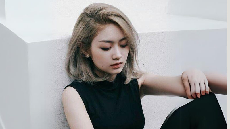 Kiểu tóc ngắn rẽ ngôi lệch