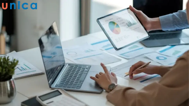 Một Business Analyst cần phải đảm ba nhóm chuyên môn chính