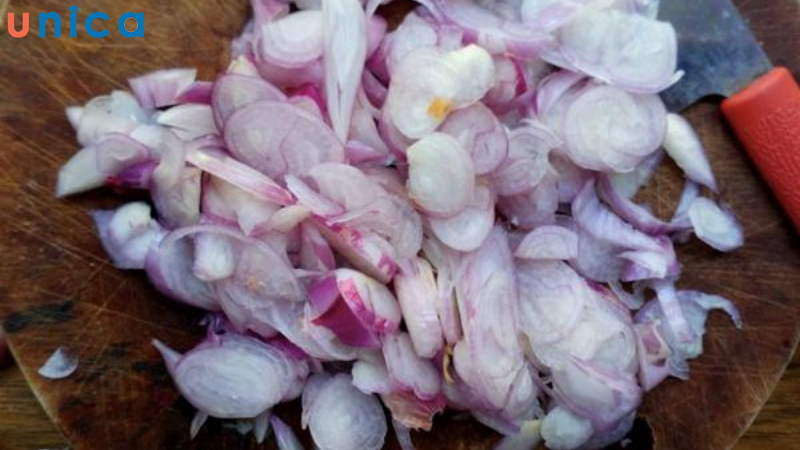 Sơ chế rồi cắt hành khô