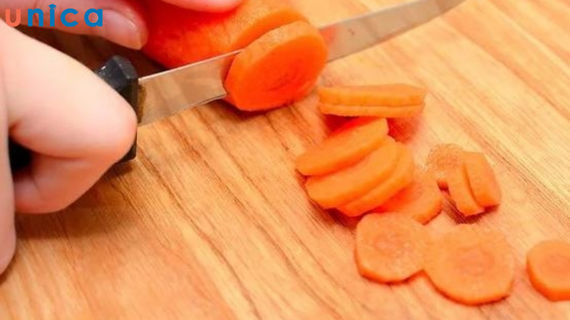 Bỏ vỏ rồi cắt cà rốt thành từng miếng nhỏ