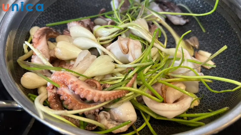 Xào bạch tuộc với củ kiệu